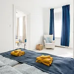 Bright And Cozy Urban Getaway