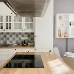 Bright And Cozy Urban Getaway