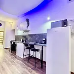 K87 Central Renovated 6Br