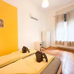 Bright & Peaceful 1Br Apt In Central Budapest - Yellow House