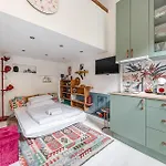 Charming Suite & The Hidden Gem On Akacfa Str