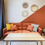 Cozy Apartment In Akacfa St, Sun