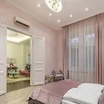 Spacious Elegant Central Home At The River
