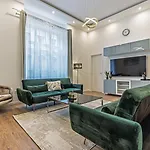 Spacious & Elegant Apartment In The City Center