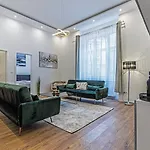 Spacious & Elegant Apartment In The City Center
