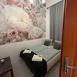 Spring Roses Downtown Boutique Hotel 2 On The Famous Vaci Fashion Street Free Coffee, Tee
