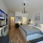 Sunny Midterm Apartman