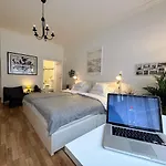 Sunny Midterm Apartman