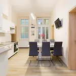 Ferenc 18 - Your Bright Inner City 3 Bedroom Home