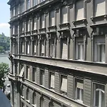 Classical Apartment In Downtown