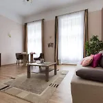 Bpm: Dob70 Classic Apartment In Downtown