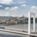 Riverside Flat With King Castle View