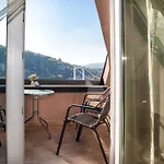 Riverside Flat With King Castle View