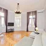 New York Palace View Apartment