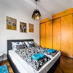 Dohany 1 2 Bedroom Apartment At Great Synagogue