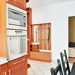 Gold Rose Apartment With 3 Rooms