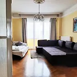 Gold Rose Apartment With 3 Rooms