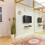 Ava\'S Champagne Studio