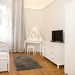 Amanda Astoria Apartment