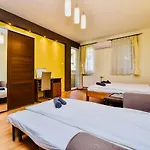 Cappuccino Apartment With Balcony And Free Parking