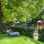 April Studio On The City Center