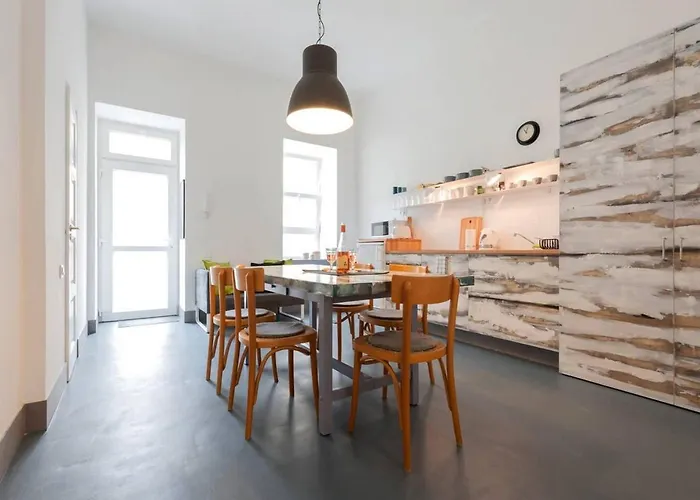 Modern Stylish 2 Bedroom Holiday Apartment
