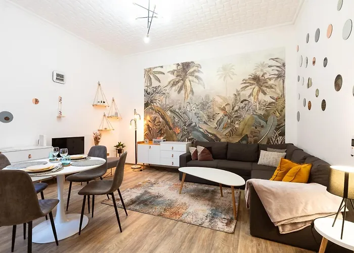 Stylish Modern Apartment Next To New York Cafe