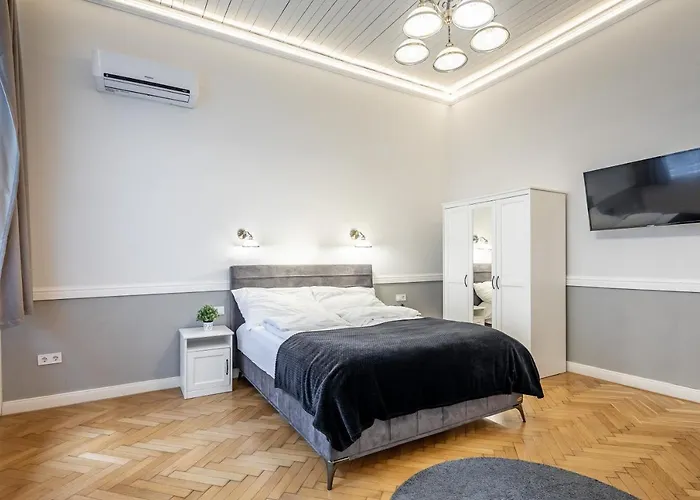 Luxurious Apartments At City Center