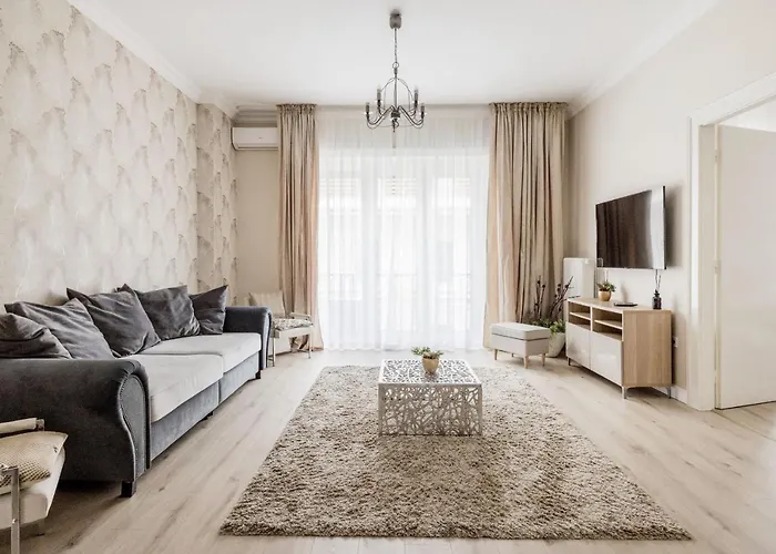 De Luxe 1-Bedroom, 2-Bathroom Condo In The Center