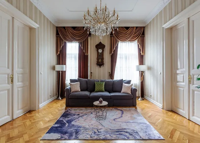 Luxury Central Home Next To The New York Cafe