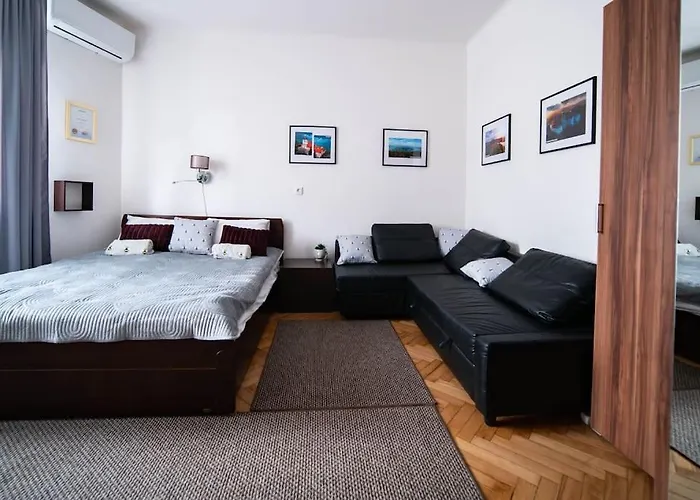 Bumblebee Apartment With Ac