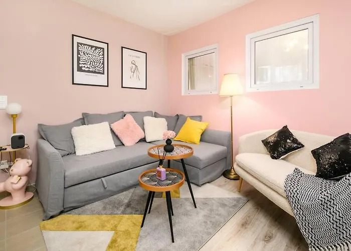 B104 - Liberty Bridge Lovely Home With Free Parking