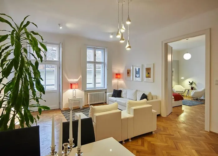 Spacious 1 Bed Basilica Apartment - With Balcony