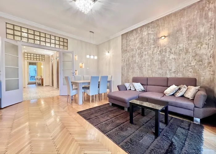 Exclusive Colourful Flat In The City