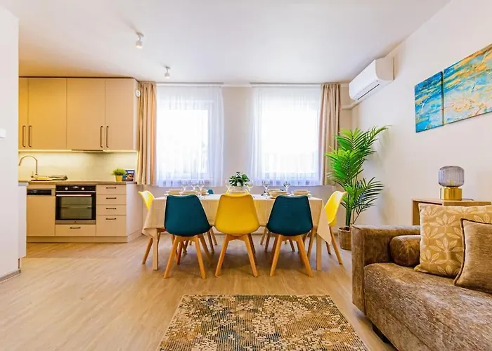 Roomy Apartment 80Sqm At City Center Free Parking Space, Ac & Balcony
