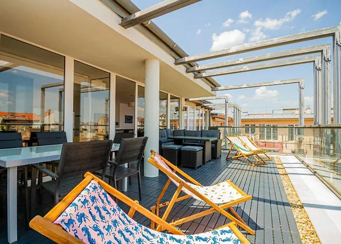Luxury Apartment With Balcony In Downtown