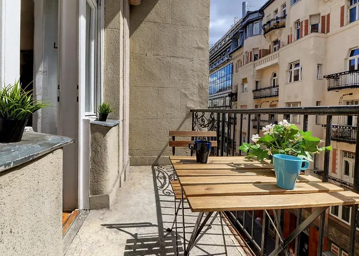 Akacfa 7 Two Bedroom Central Apartment