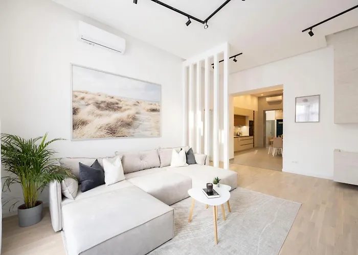 Luxurious & Spacious Central Residence With Balcony