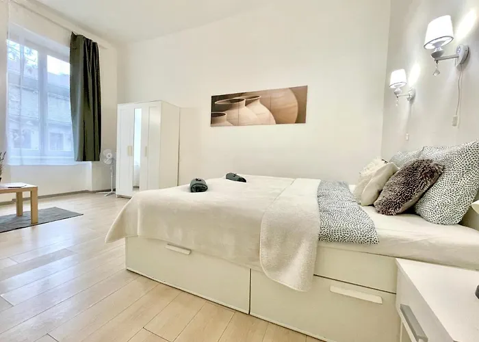 White Apartment Near The Famous New York Cafe