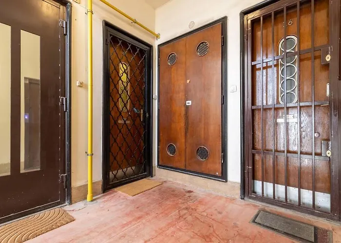 Midtown Gleaming Apartment