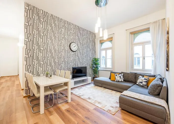 Spacious & Cozy Central Apartment W/ Terrace