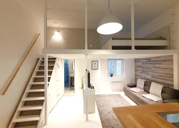 Vintage Near Boulevard With Ac After Renovation