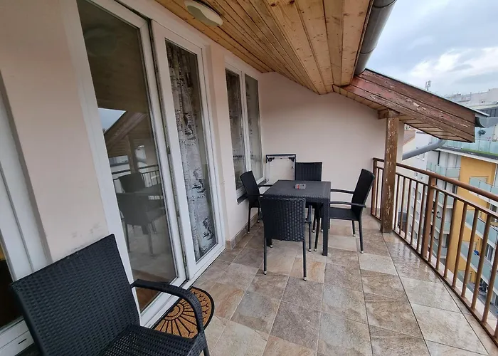 Merry&Car - Huge Balcony + Living Room + 2Br