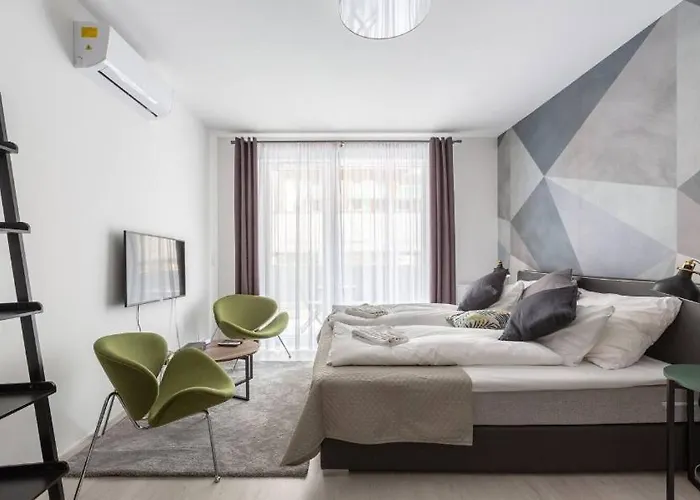 Bright Harmony Apartment Close To Downtown