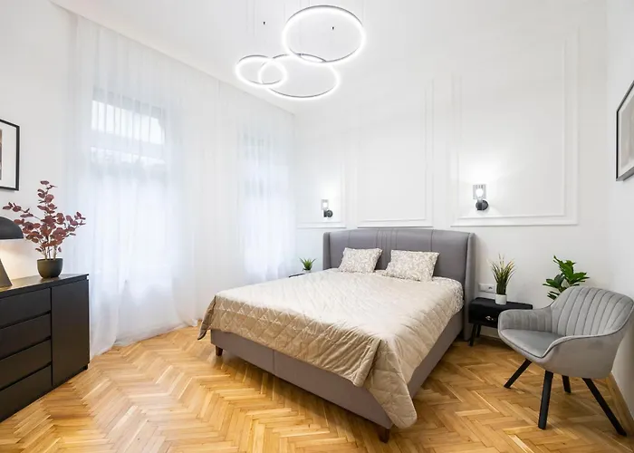 Luxurious Central 4Bedrm 3Bathrm Residence W/ Balcony