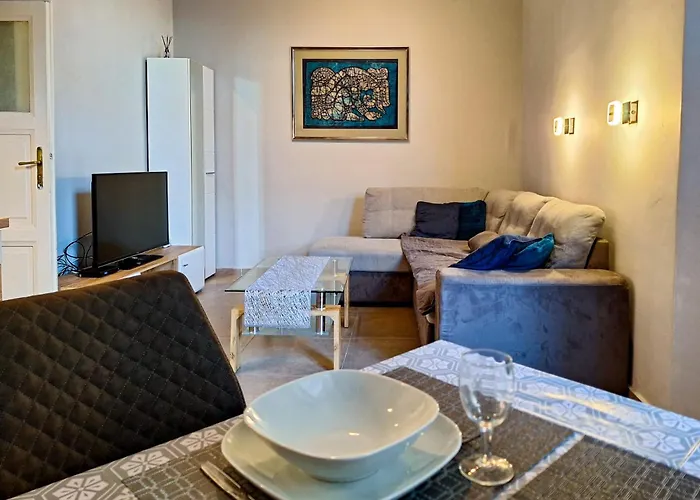 Modern Parkside Garden View Apartment