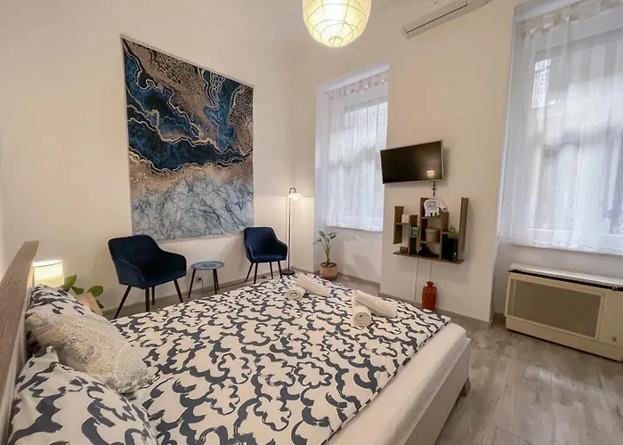 Free Parking, Downtown Apartment Near New York Cafe