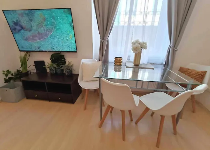 Trendy 2 Room Flat, Next To Corvin Mall Free Huge Garage! Ac,Dishwasher,Washmachine, Smart Tv