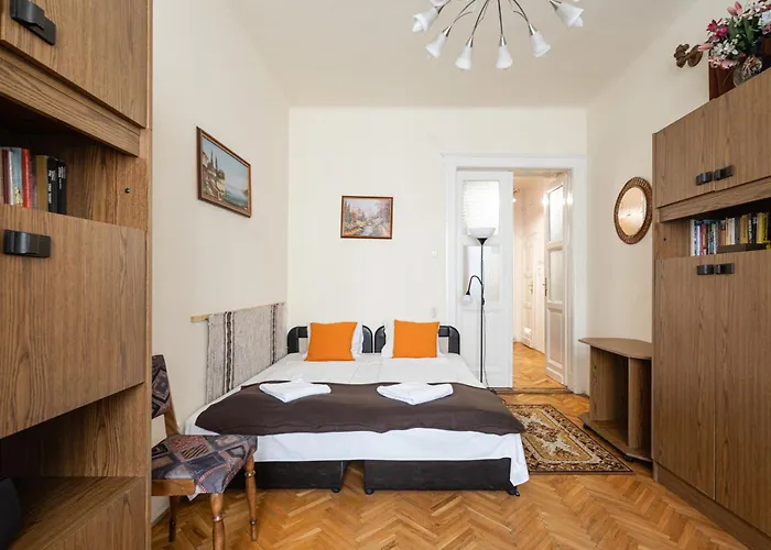 Bpr W21 Retro Home With Balcony