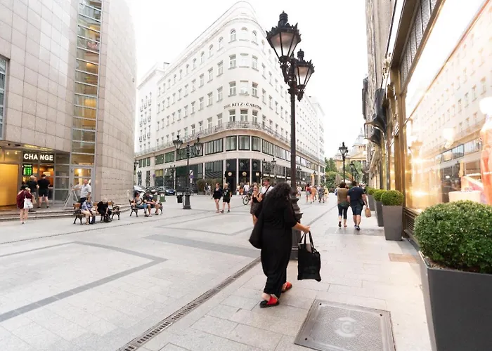 Vaci Utca Street Full Centrum